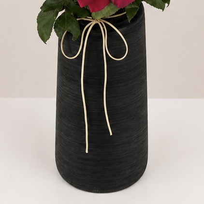 Luxury Red & Pink Rose Arrangement in Black Ceramic Vase | Premium Fresh Roses | Flori Mart Qatar 4